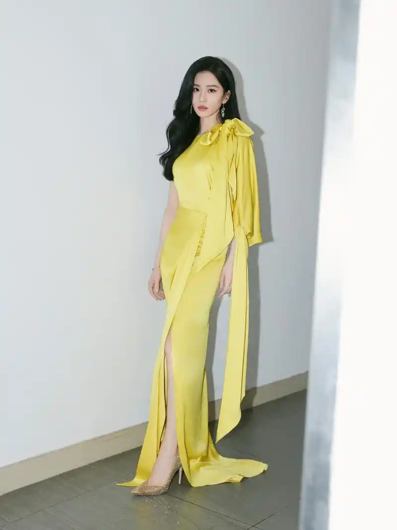 刘诗诗一袭单开叉长裙亮相 长卷发飘逸动人 淡雅妆容展现迷人魅力