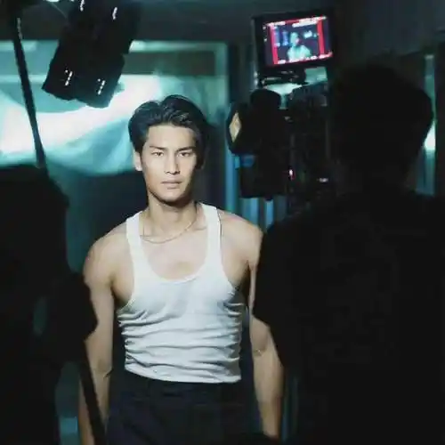 47岁何润东晒出游照穿白色背心秀壮硕肌肉网友男演员都给我卷起来