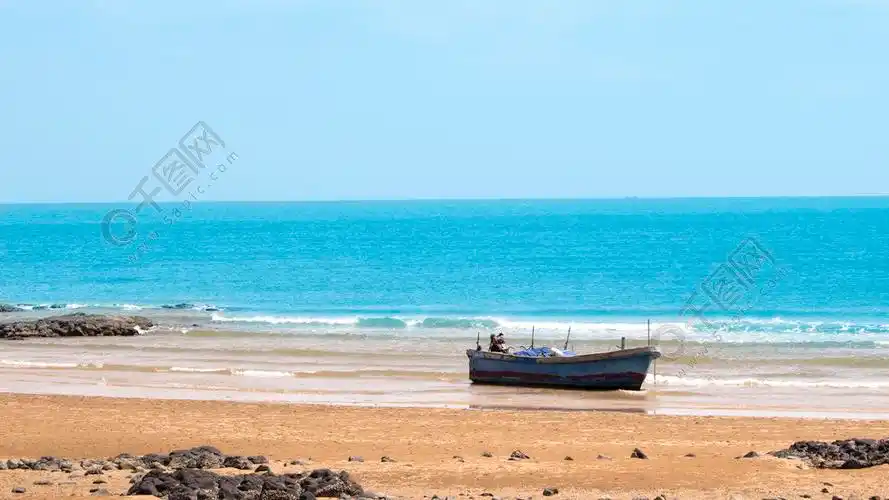 海边沙滩大海蓝天小船石头壁纸礁石