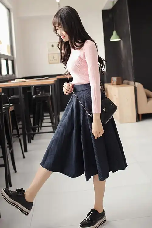 藏青色半身裙,简单百搭,搭配紧身针织衫显瘦显气质哦!