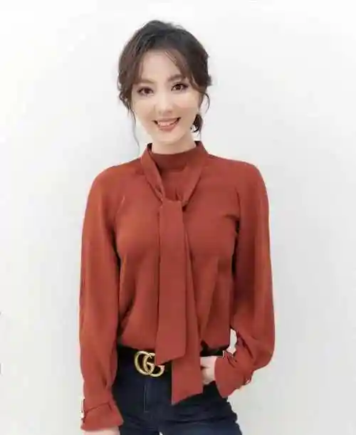 安徽卫视主持人余声美貌与智慧并存的典范