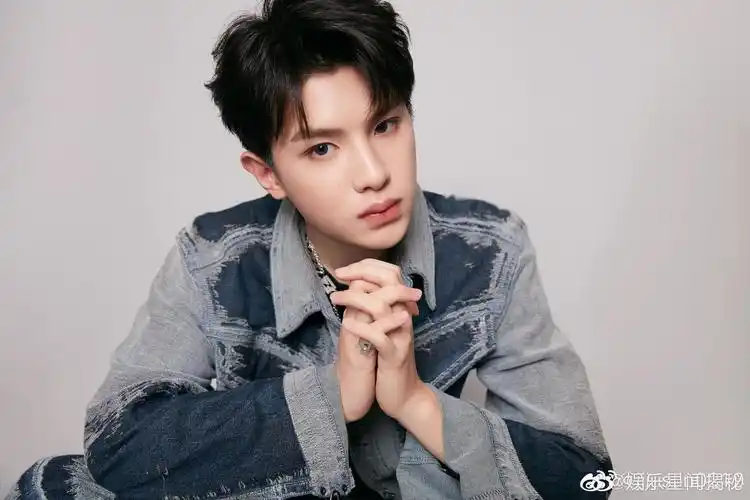 黄明昊最新写真大片～ 祝大家新春快乐!