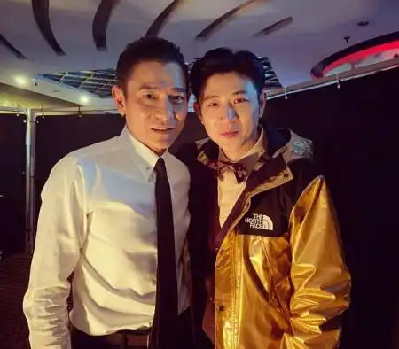 "天王"刘德华的气质太好了,跟小24男生合照,气质一点不输