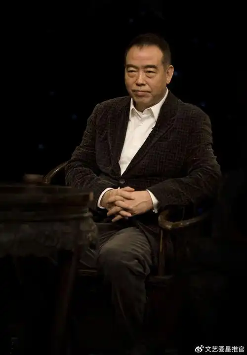 陈飞宇陈凯歌被偶遇两人关系疏离,70岁陈凯歌白发多走路瘸引争议