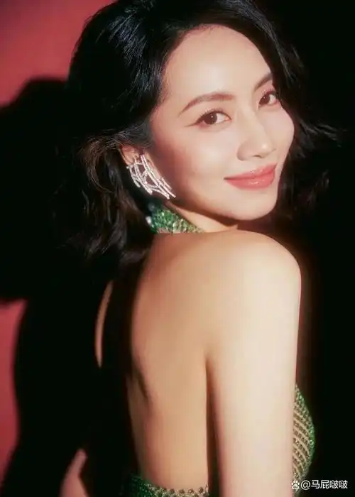 刘惜君生日写真大片,琉璃鱼尾裙秀s曲线,这身材比例绝了