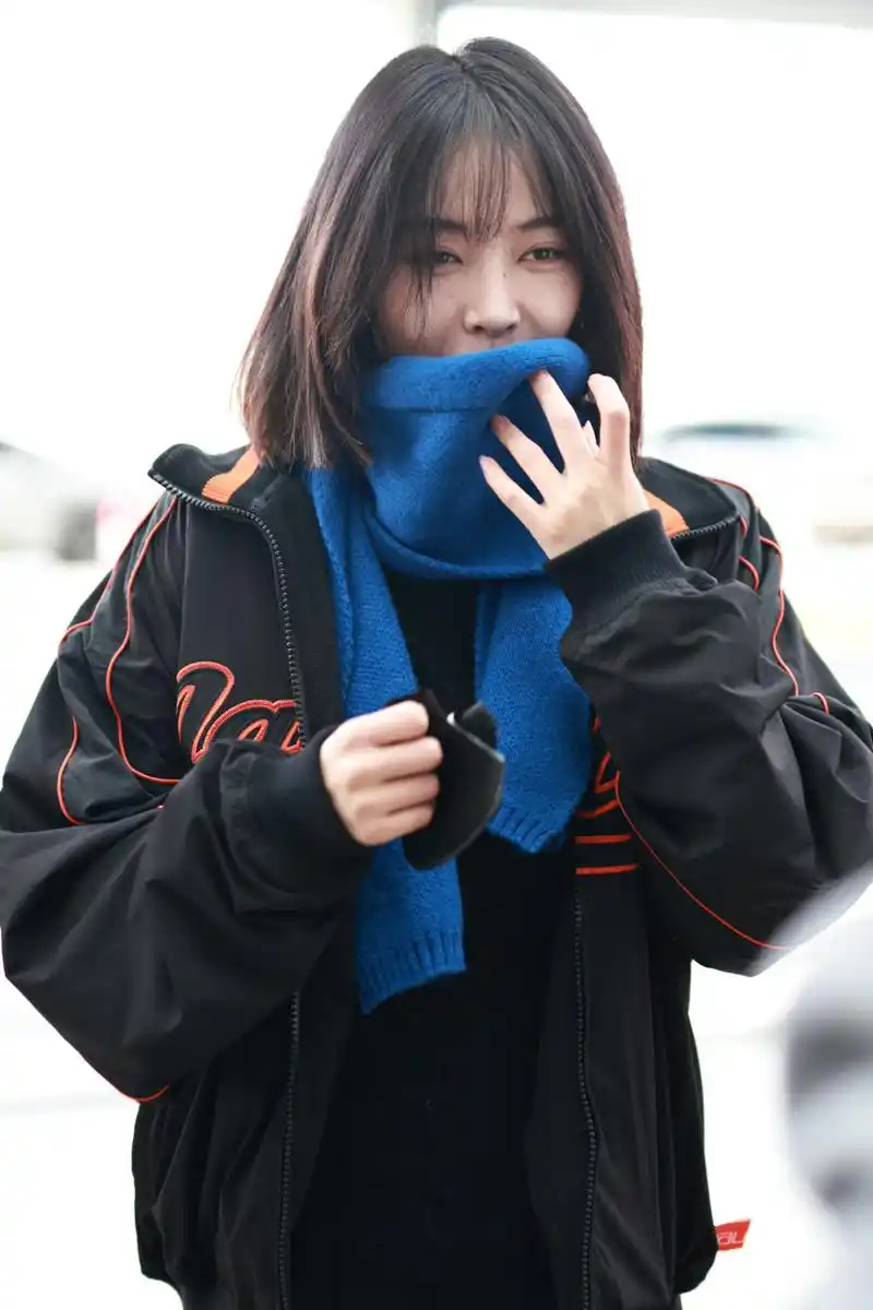 许佳琪戴克莱因蓝围巾现身上海虹桥机场,长相惹人喜爱.