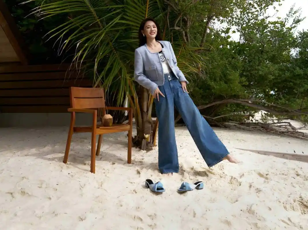 陈乔恩又带火了一种穿搭,粉色小香风 露脐背心,44岁美得认不出_气质