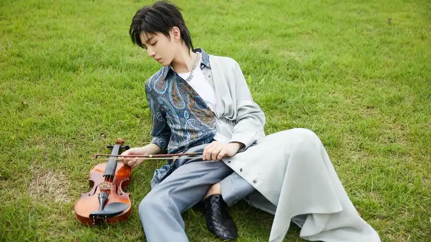 王俊凯夏日清新写真