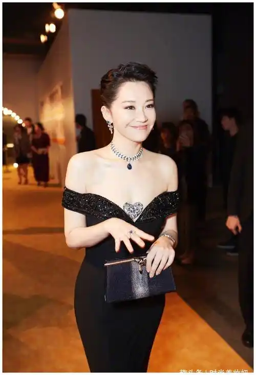 许晴真是人间尤物,黑色一字肩连衣裙秀好身材,雪白肌肤哪像50岁