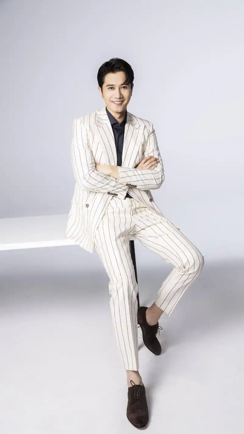 演员彭冠英,在影视剧中多次饰演霸道总裁,来看穿西装的帅哥