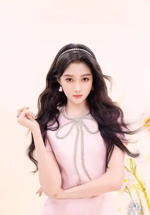 关晓彤剪短发化身知性贵妇!穿抹胸蓝裙拍海岛写真,满屏的大长腿