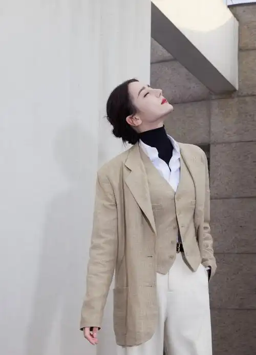 迪丽热巴素色西服