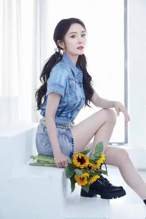 杨幂少女感挡不住牛仔裙配马丁靴甜美酷飒扎双马尾不像35岁