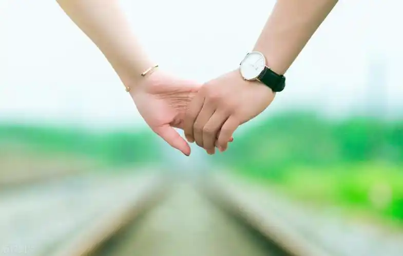 像这样十指紧扣的牵手方式,就是表示着土象星座对你说不出口的在乎.