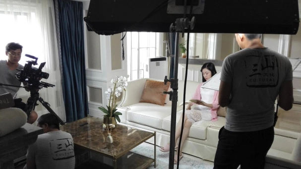 (图三:帅富康阳光机拍摄花絮——客厅篇)