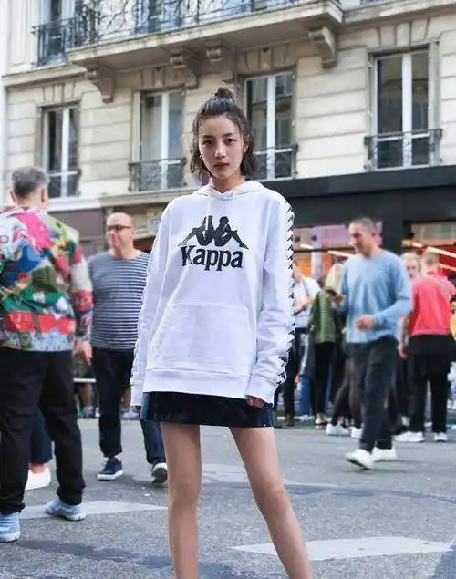 原创不露腿的李溪芮照样美到开挂穿红色卫衣搭牛仔裤太有活力了