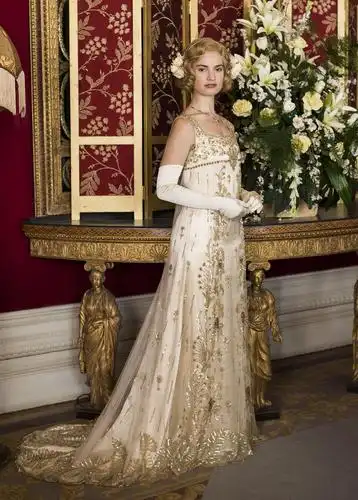 《唐顿庄园》中罗丝小姐的婚服,这是一件真正的二十年代旧物