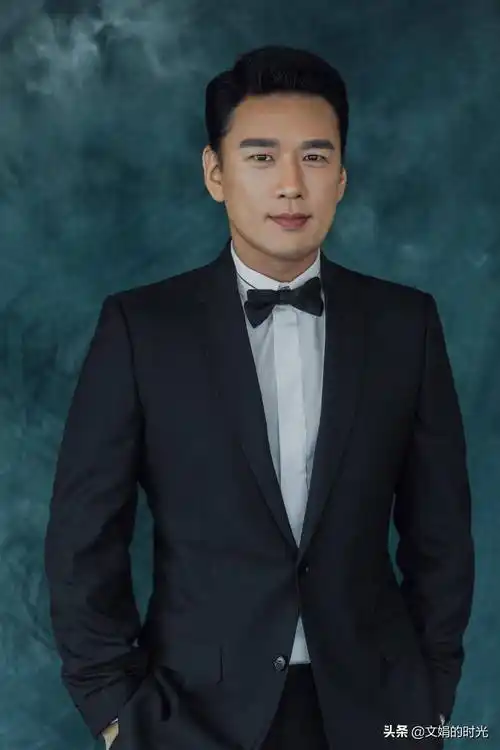 严格算起来,王耀庆今年已经47岁了,可谓步入中年,很多70后的男演员都