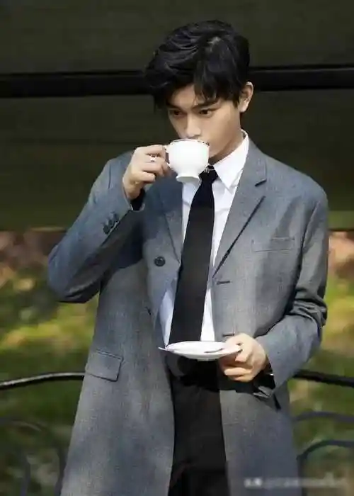 丁禹兮最近也开始了运动健身,有了腹肌以后更加