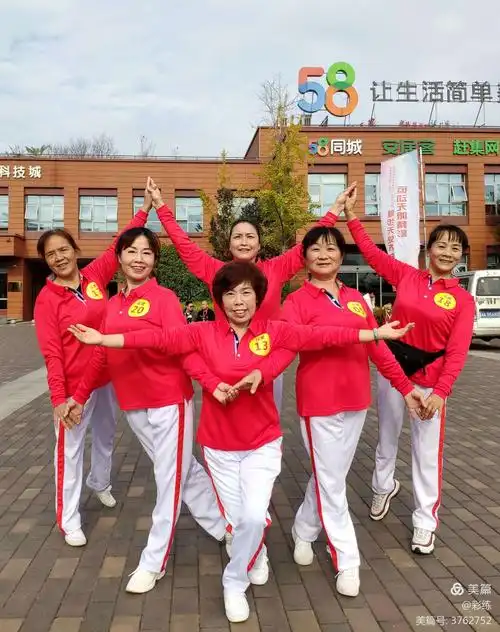 美女们摆个造型来一张!