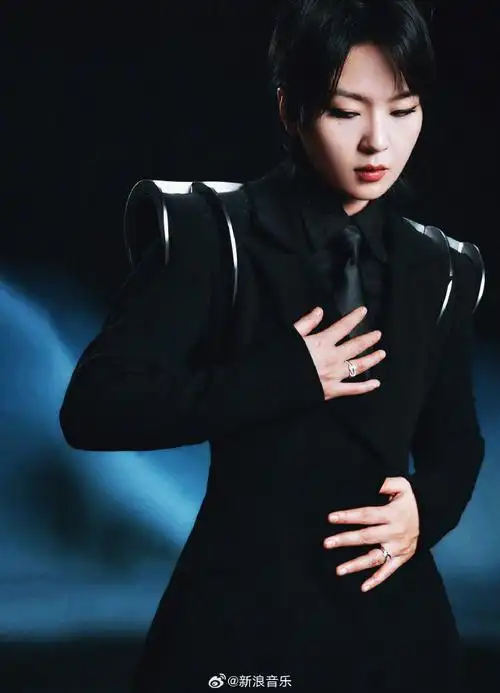 周笔畅微博之夜金属西装