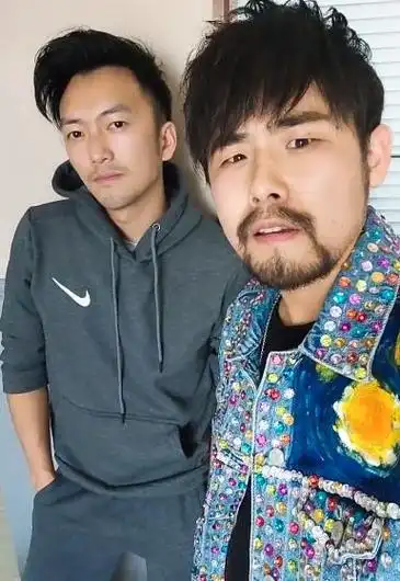 而雍杰伦不仅和周杰伦长得十分像,声音也已经练成了周杰伦七成的功力