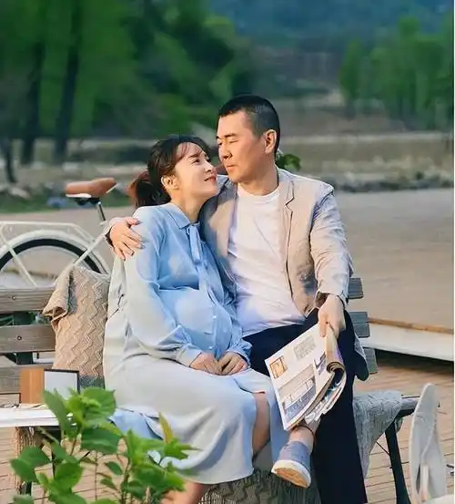 2018年,陈建斌带着即将临盆的妻子蒋勤勤,参加了一档真人秀.