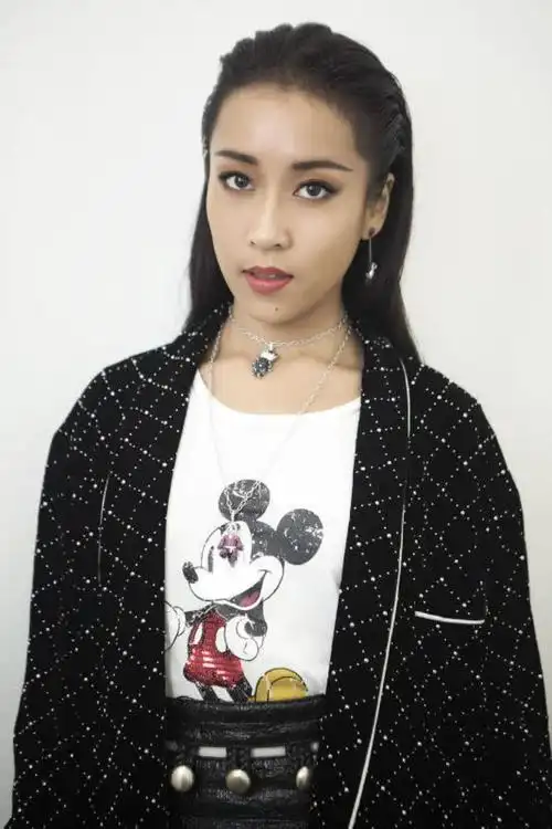 吉克隽逸春晚吉克隽逸春晚舞台旁蹲着休息