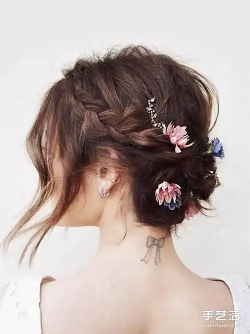 选择一件由繁入简的白纱再搭配无发饰的盘发造型,再戴上一副大方的