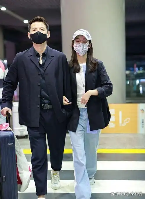 吕一罕见获老公接机,穿衣默契却无交流,钱泳辰拖行李全程高冷