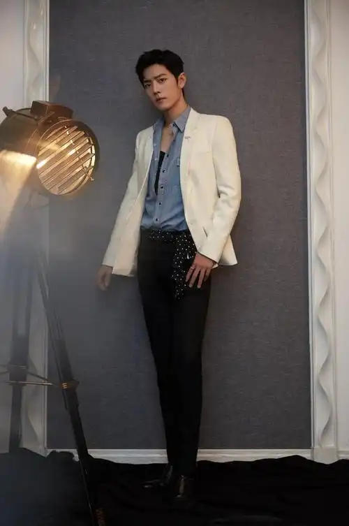 帅气也冻人!肖战走红毯冻得哈气搓手,白西装搭蓝色衬衫英俊迷人