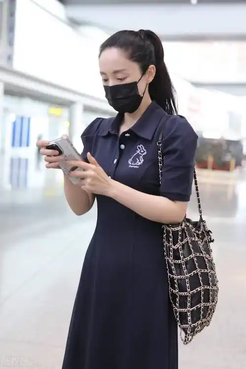 董璇素颜现身机场,腰部曲线格外吸睛,网友:高云翔活该啊!