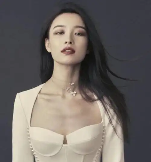 全身抹白,骨瘦如柴,竹竿腿,内娱的畸形审美,啥时候能停