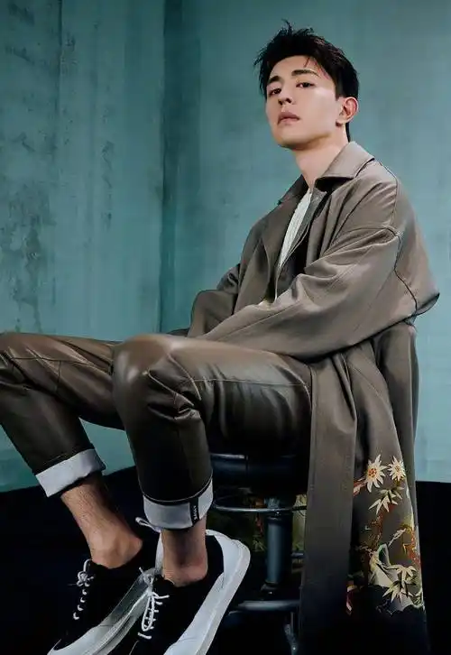 邓伦穿搭越来越大胆了,"娘炮粉"上身意外帅气,颜值才是硬道理_衬衫