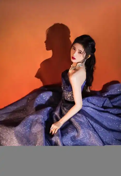 鞠婧祎不愧是四千年美女,一袭蓝色星钻抹身材纱裙,美成小公主!