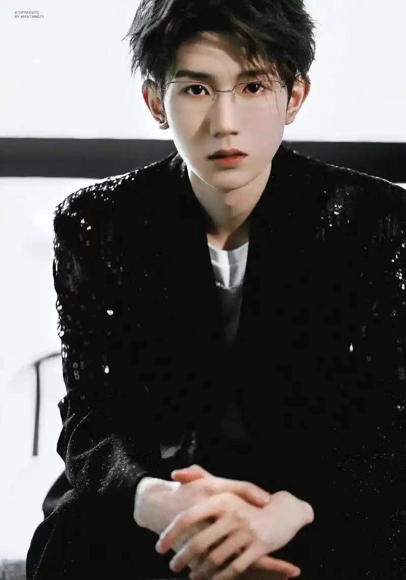 王源 #氛围感 #眼镜 #神图 #穿搭  什么时候可以拥有 - 抖音