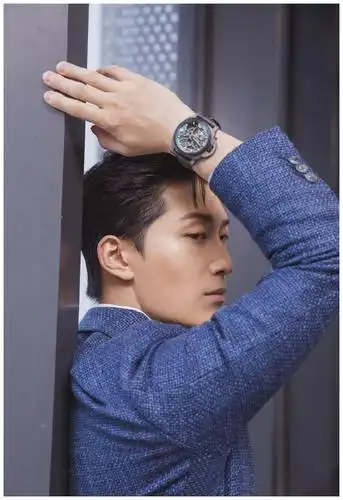 窦骁身穿蓝色西装外套干净内敛,利落有型的身姿更添魅力|窦骁|身姿|有