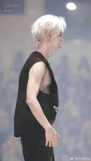 鹿晗身材我斯哈斯哈,穿衣显瘦,脱衣有肉,谁看了不说一句好绝|鹿晗