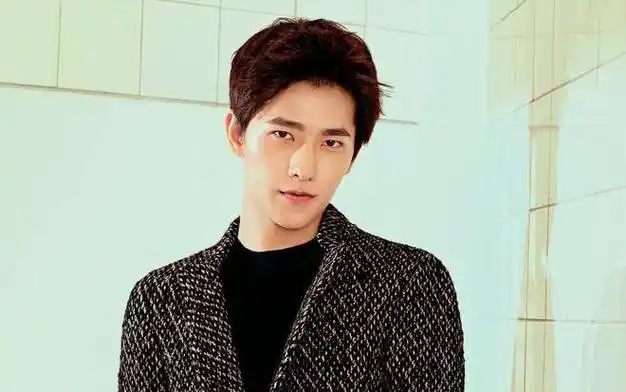 上半年,杨洋似乎从公众的视线中淡出,没有新戏,没有综艺,只是偶尔在