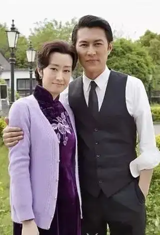 靳东刘敏涛同框合影网友直呼梦回伪装者