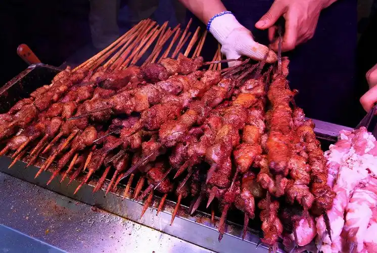 去新疆吃羊肉串,一来点了20串,老板再三确认,端上桌后我愣了_烤羊肉串