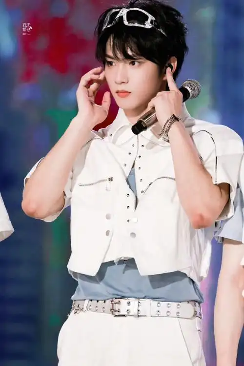 刘耀文以为自己是公司最小的##宋亚轩刘耀文站起来和