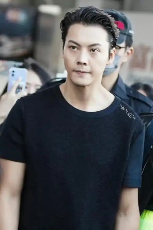 为陈伟霆温暖庆生喽～陈伟霆今天状态超赞,超拉风超型的帅气出场,是