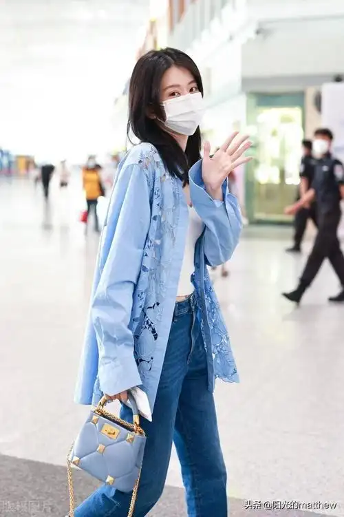 街拍乔欣白色吊带背心蓝色衬衫牛仔裤包袋清新飒爽