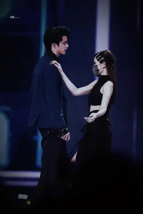 刘耀文张真源严浩翔与女伴舞热舞##刘耀文叁重楼暨出道四周年演唱