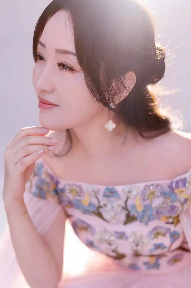 杨钰莹保养似少女,身穿粉嫩刺绣裙半露香肩,奔五了还这么性感