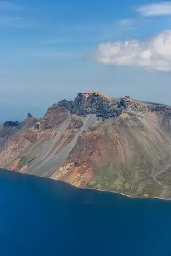 白头峰是长白山最高峰,海拔2749米,朝鲜称为将军峰,为纪念金曰成而得