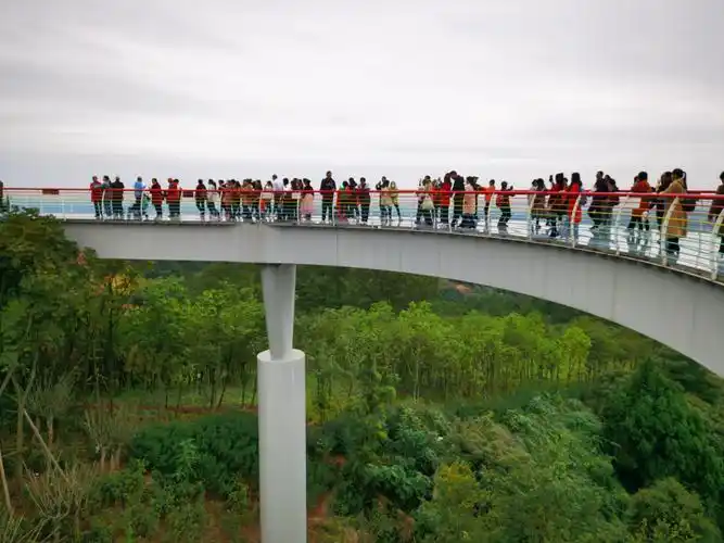 成都简阳丹景台风景区的玻璃栈道