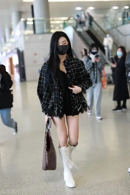 李紫婷穿格子小香衣现身机场,穿短裤皮靴子双腿超美吧