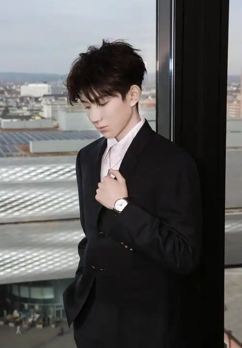 穿西装让粉丝血槽已空年纪虽小王源的魅力却很大啊